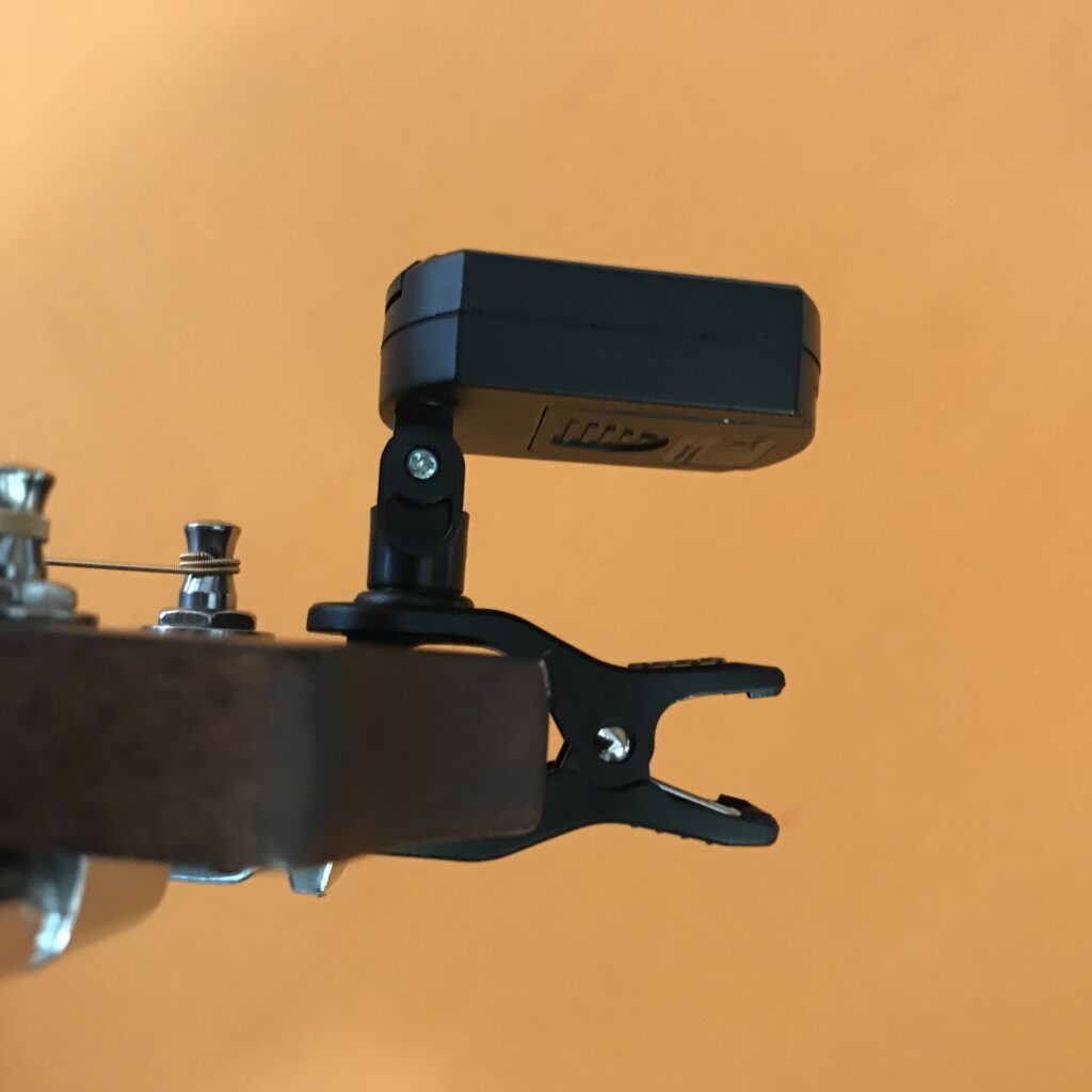 Accordeur à pince pour guitare.
