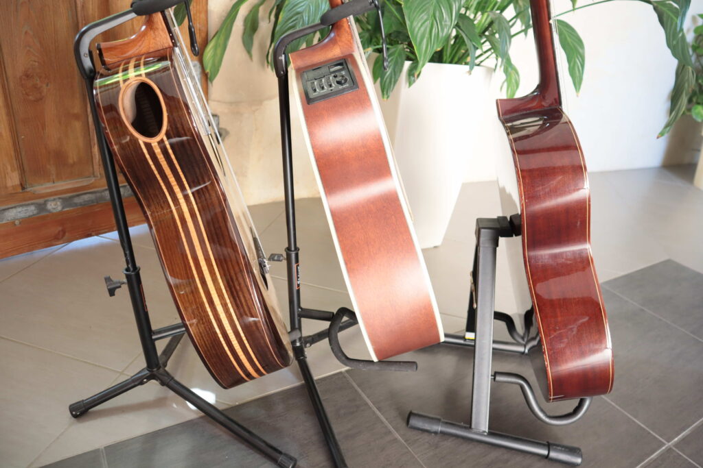 Comparaison de l'épaisseur de la caisse d'une guitare folk, d'une guitare classique et d'une guitare hybride.