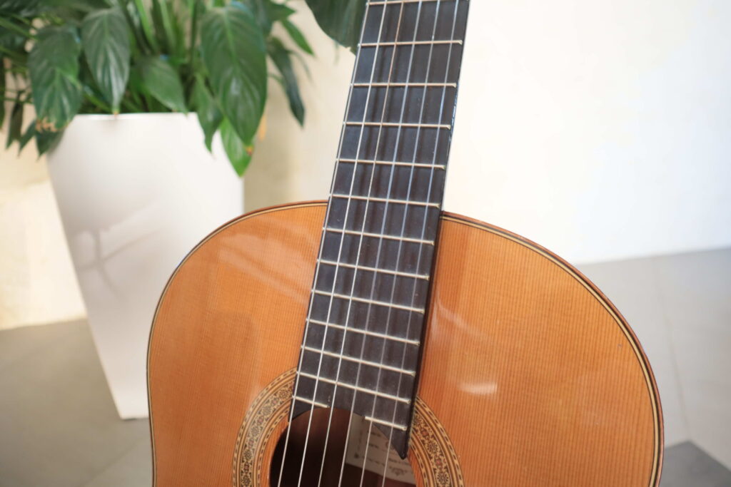 Les guitares classiques n'ont pas de pain, coupé la caisse et droite au niveau de la jonction avec le manche.