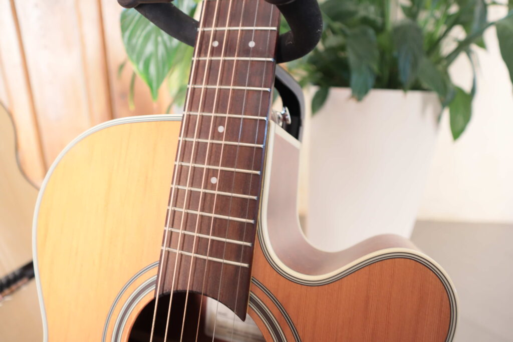 Cette guitare folk a une caisse avec pan coupé pour mieux accéder aux aigus